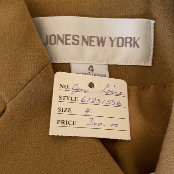 3 piece Jones New York suit - Picture 3 of 7